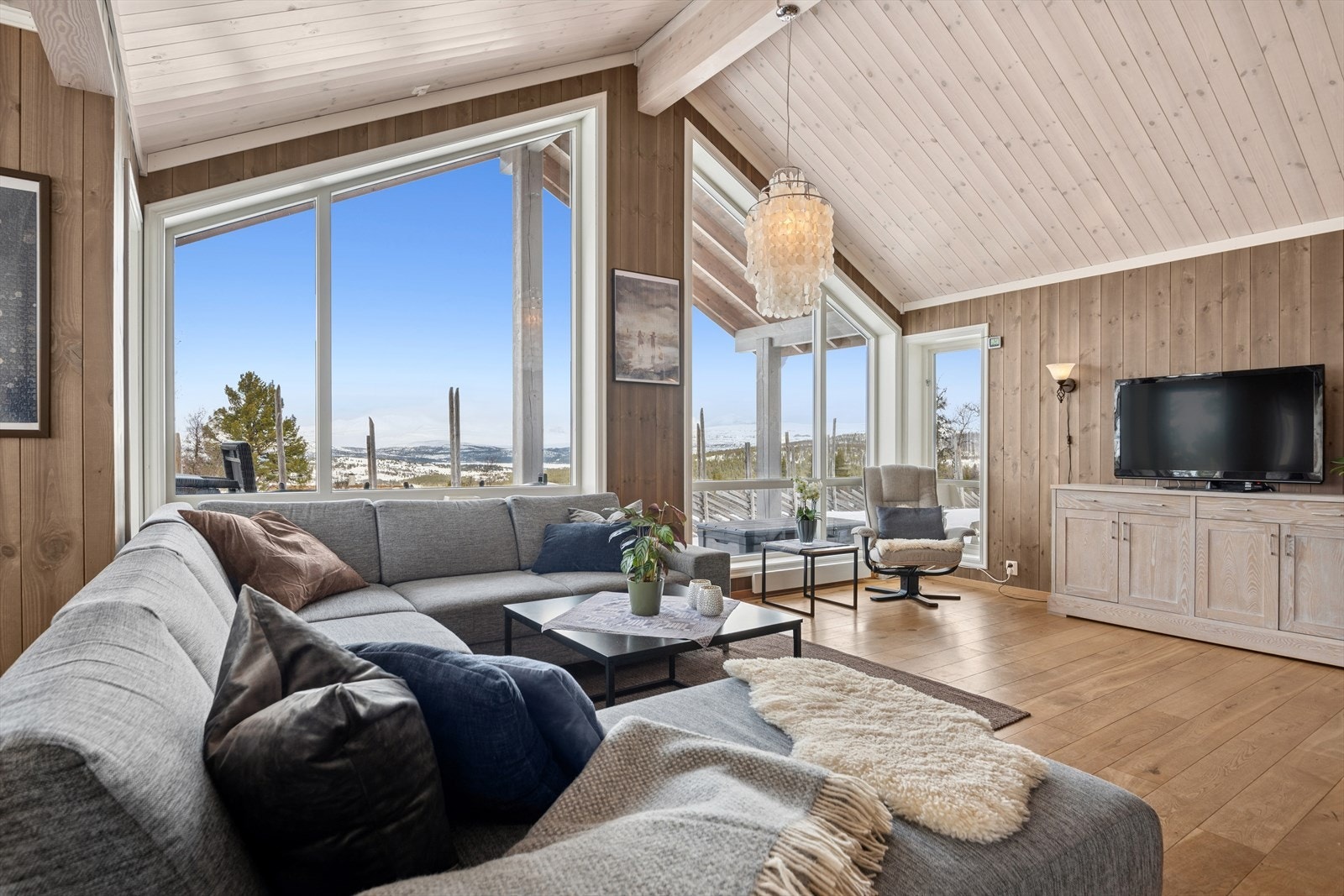 Boligen har et romslig og innbydende oppholdsrom samt en stor terrasseplatting mot både nord og sør - perfekt for å nyte naturen og solrike dager. Galleribilde