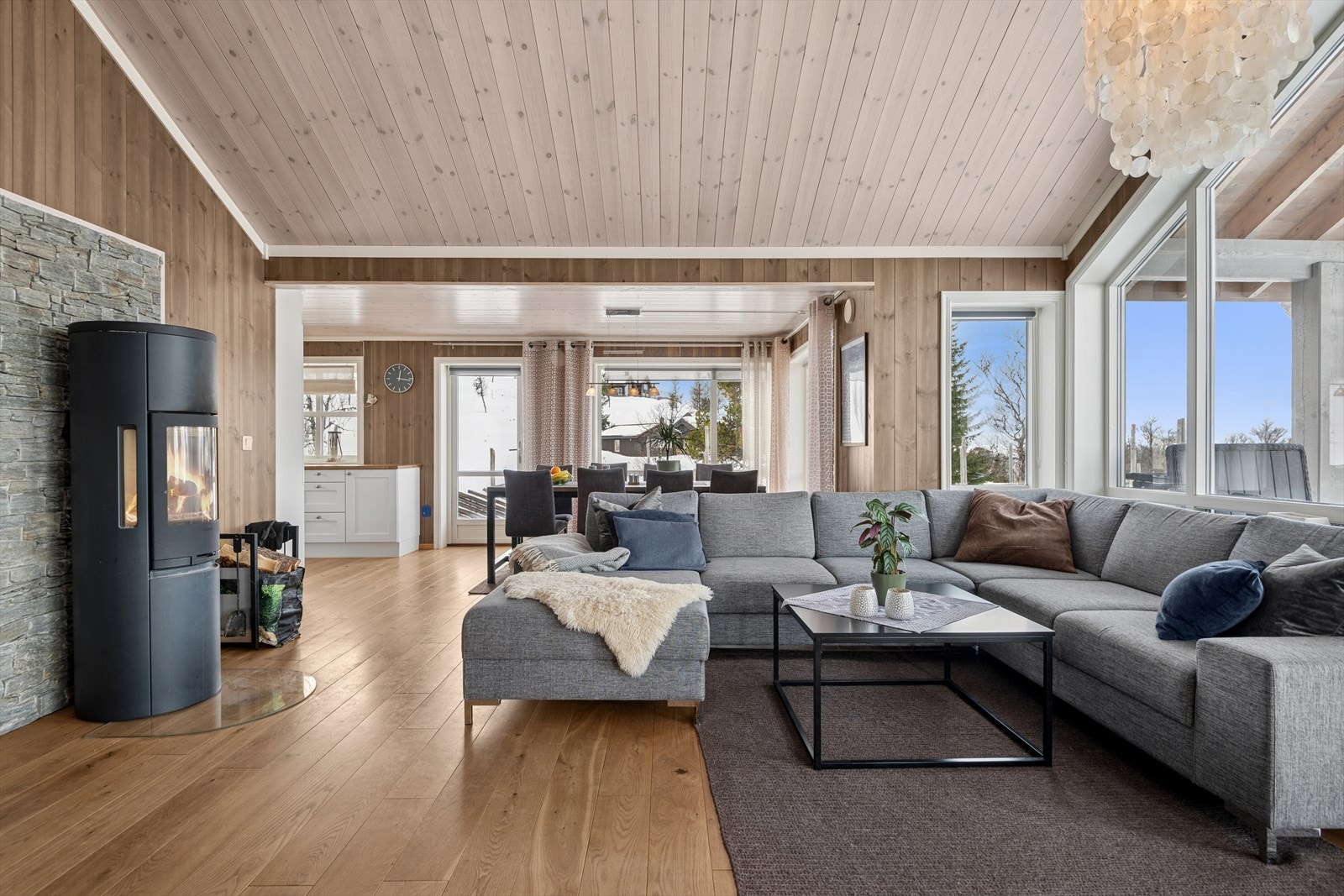 Peisen sørger for både varme og hygge. Galleribilde