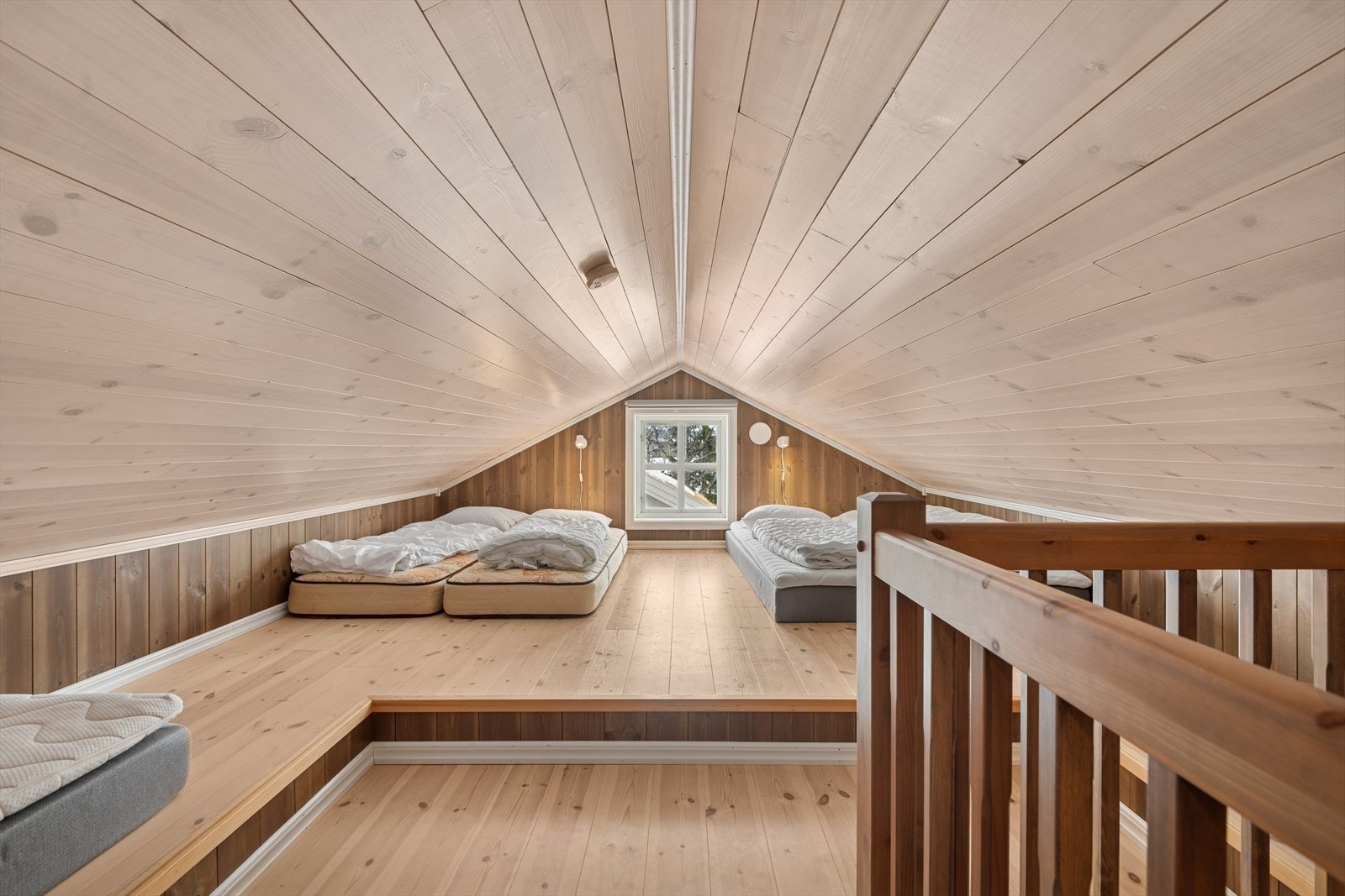 Det er også hems - denne er ikke målbar pga. lav takhøyde. Hems utgjør 22 m² gulvareal. Galleribilde