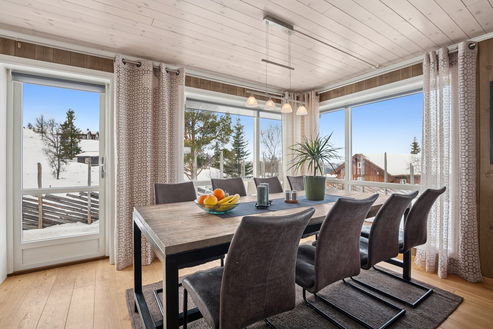 Spisestuen ligger i tilknytning til kjøkkenet og har god plass til et spisebord - perfekt for hyggelige måltider og samvær med familie og venner. Galleribilde