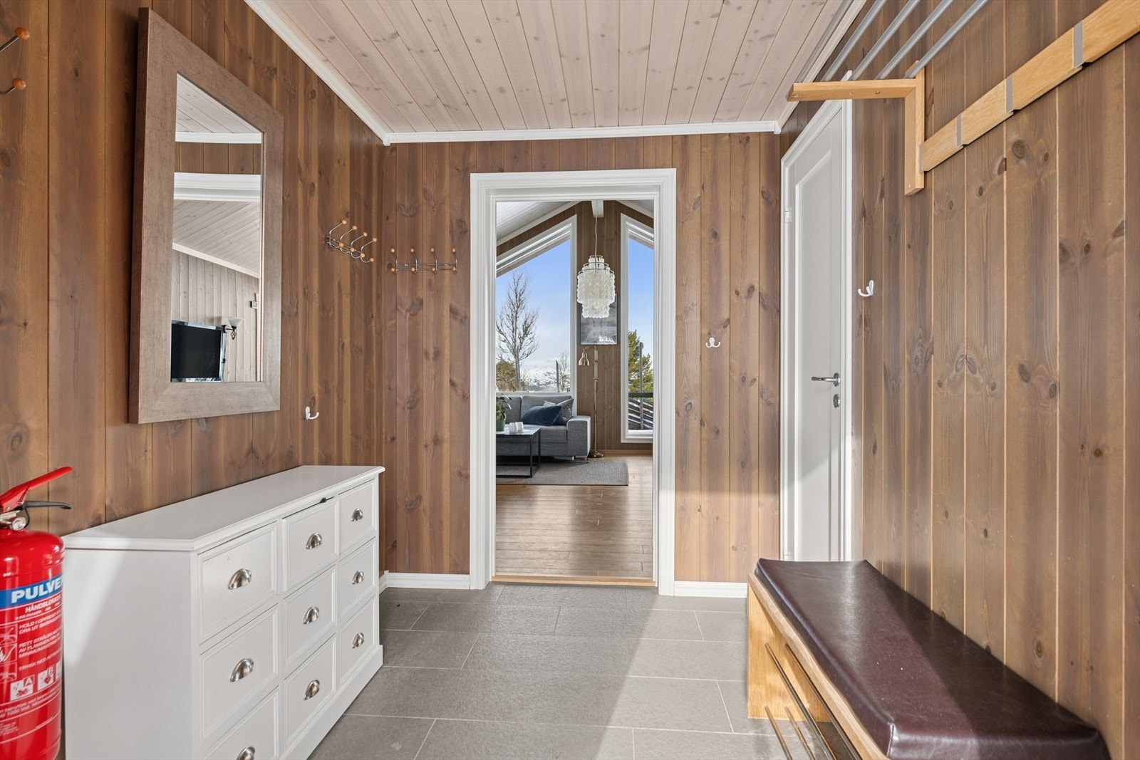 Her er det god plass til å henge fra seg ytterklær. Galleribilde