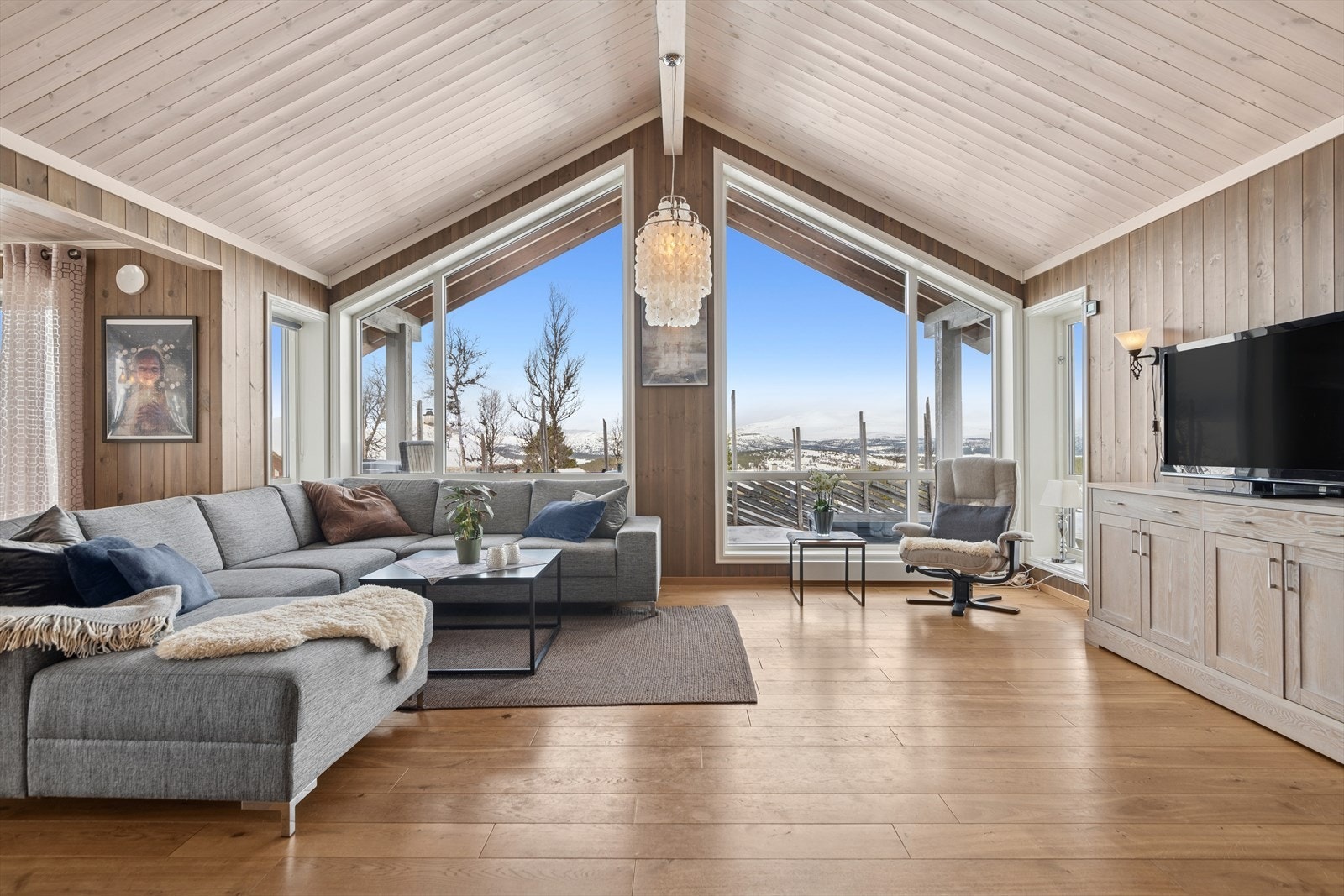 Store vindusflater slipper inn rikelig med naturlig lys, mens den generøse takhøyden bidrar til en luftig og innbydende atmosfære. Galleribilde