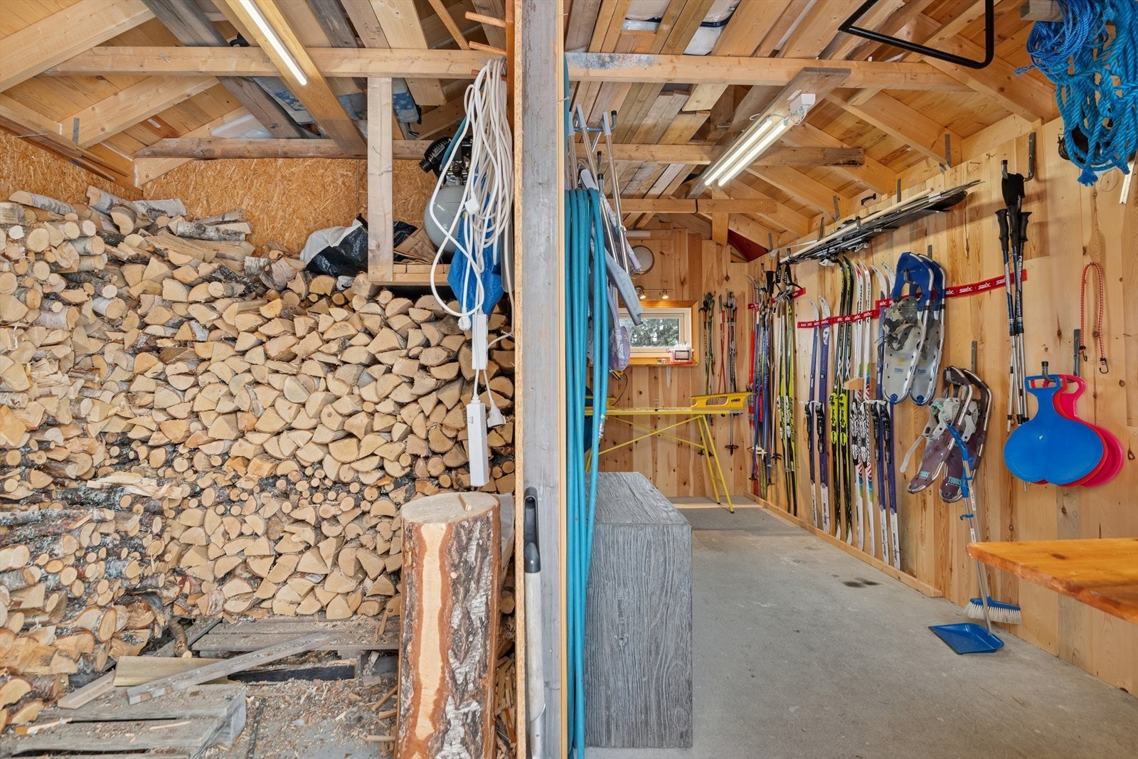 Hytta har også et uthus og en ekstern bod, som gir praktisk oppbevaringsplass for utstyr og eiendeler. Galleribilde