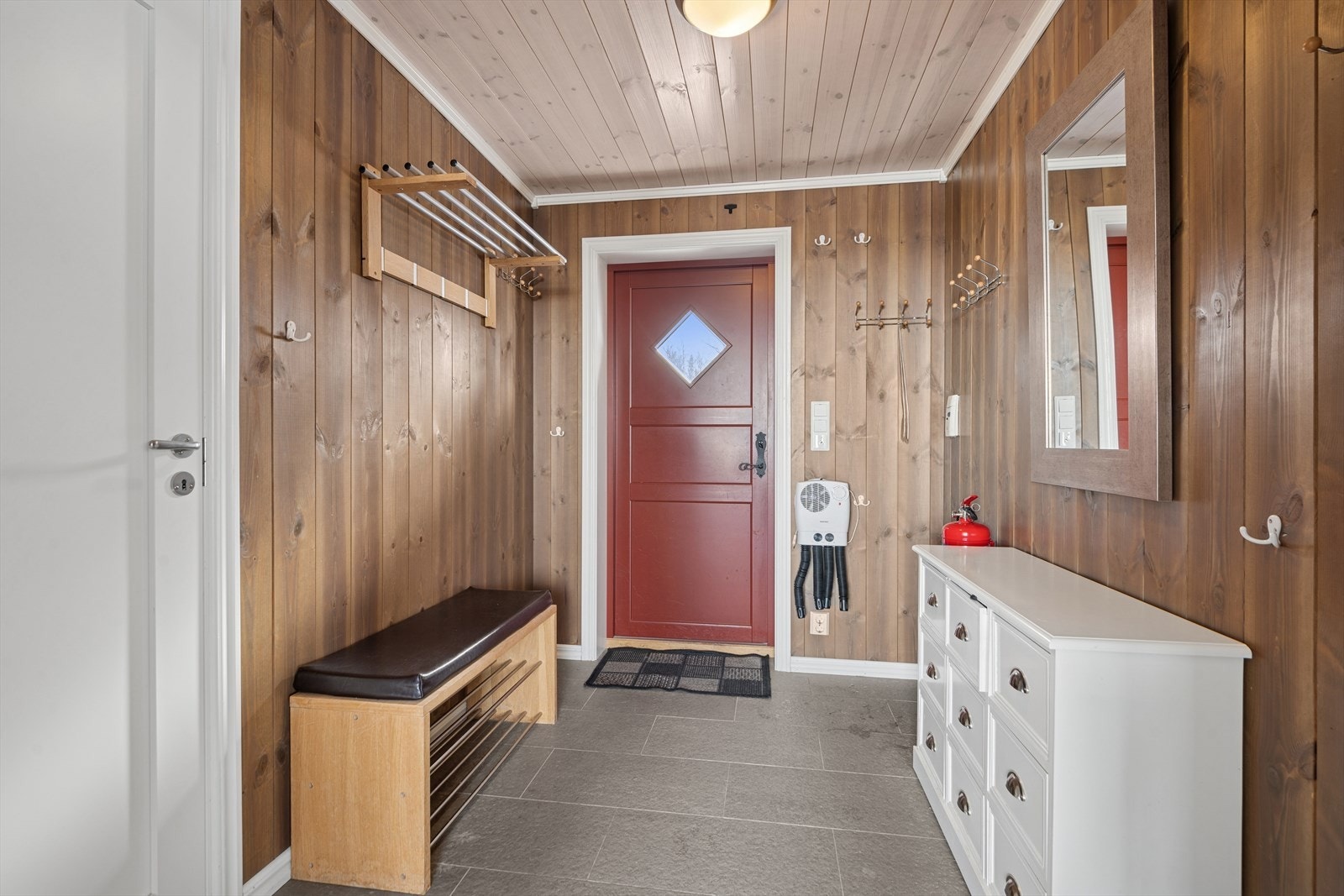 Du ønskes velkommen inn i en romslig, flislagt entré med gulvvarme. Galleribilde