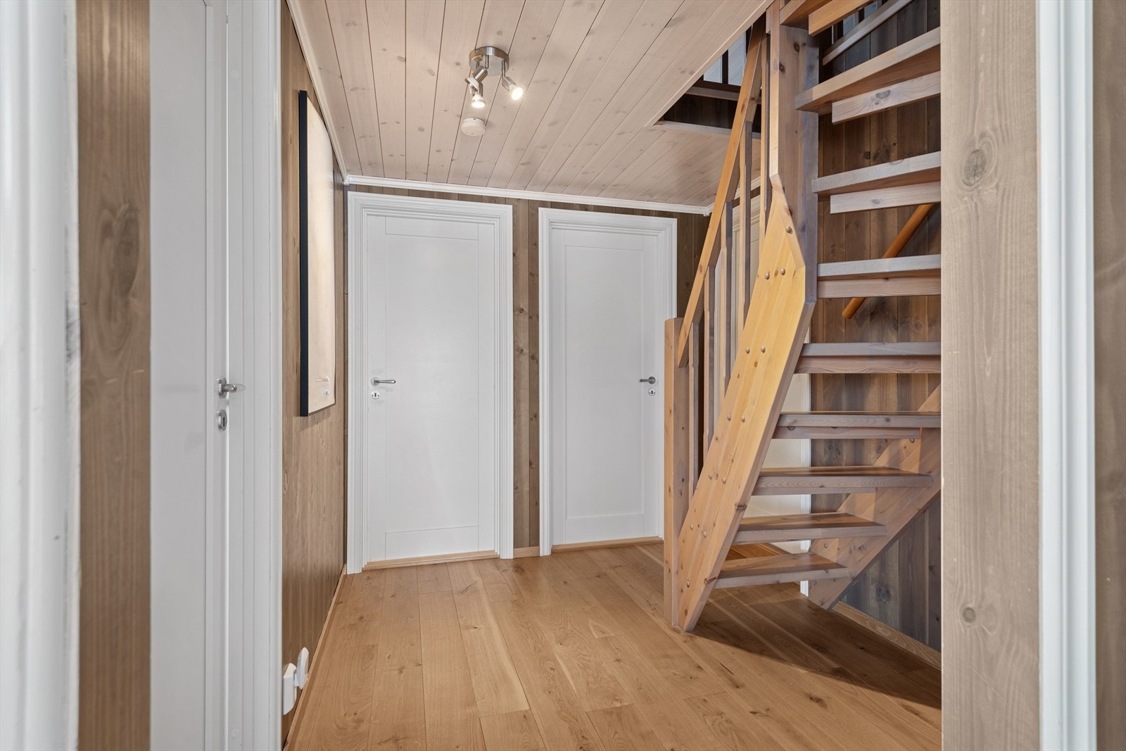 Gang med trapp opp til hems. Galleribilde