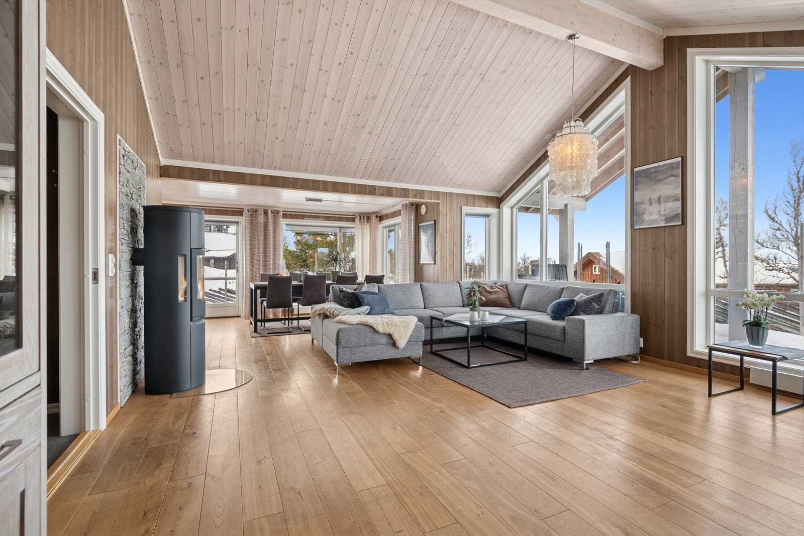 Den romslige stuen gir flere møbleringsmuligheter, slik at du kan skape din egen drømmestue. Galleribilde