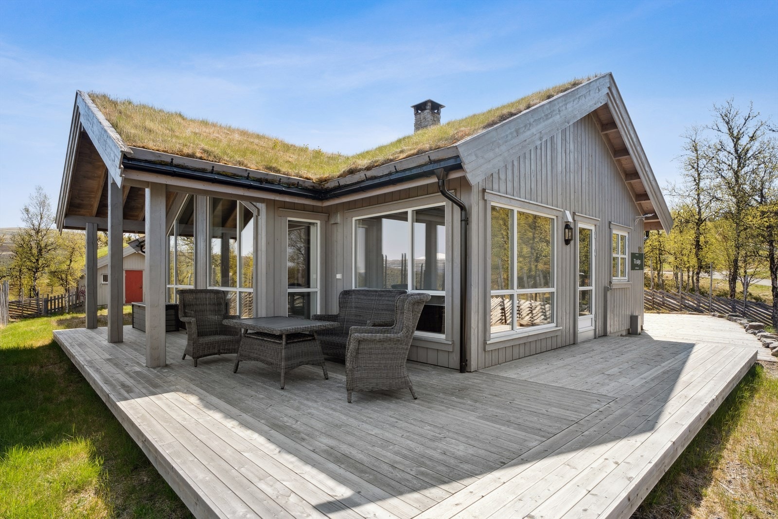 Boligen har et romslig og innbydende oppholdsrom samt en stor terrasseplatting mot både nord og sør - perfekt for å nyte naturen og solrike dager. Galleribilde