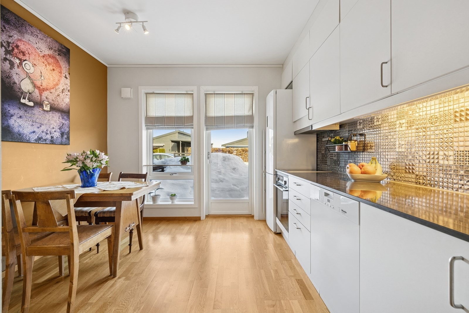 Kjøkkenet fremstår som stilrent og moderne. Galleribilde