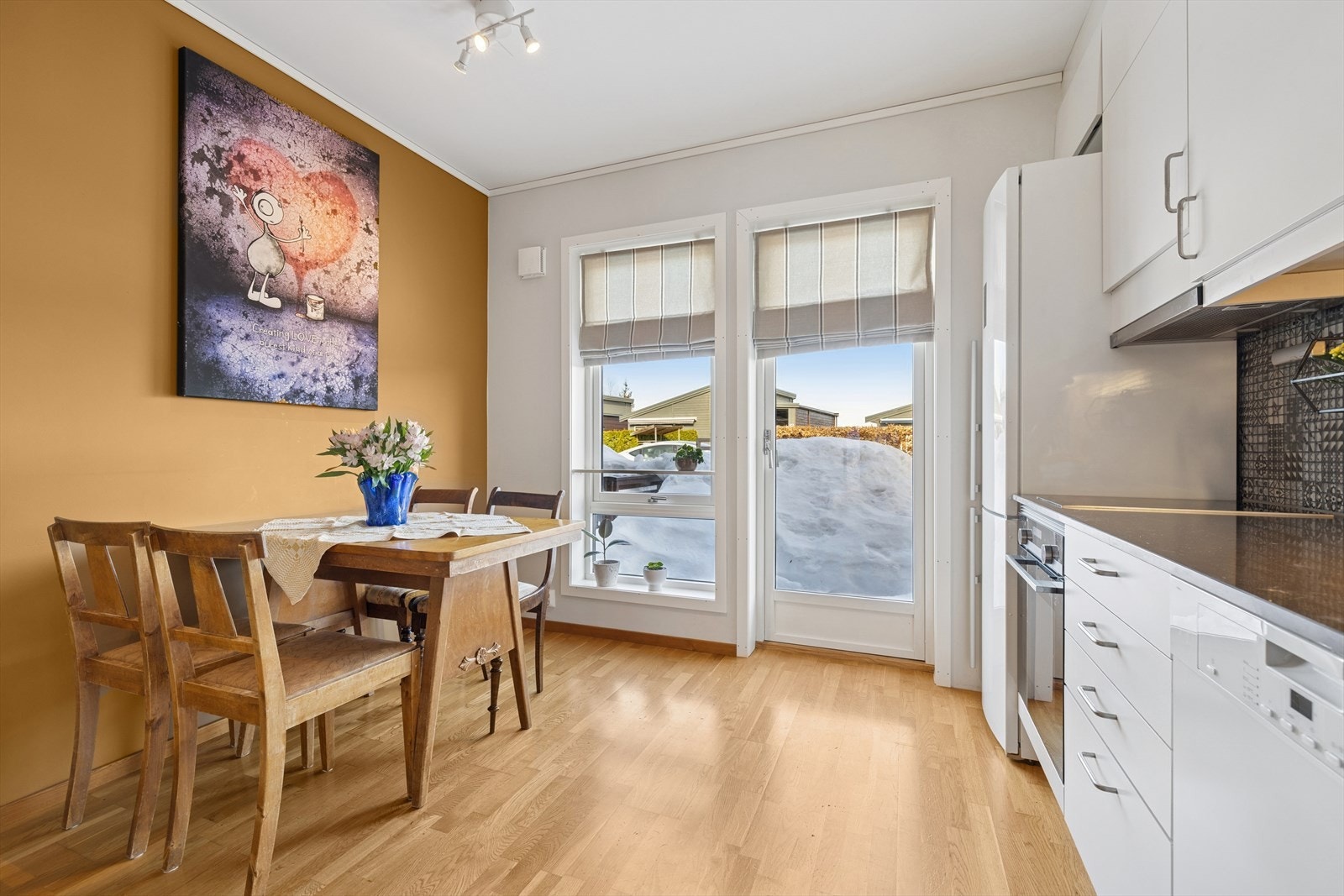 Her har en også videre utgang til en terrasse i front. Galleribilde