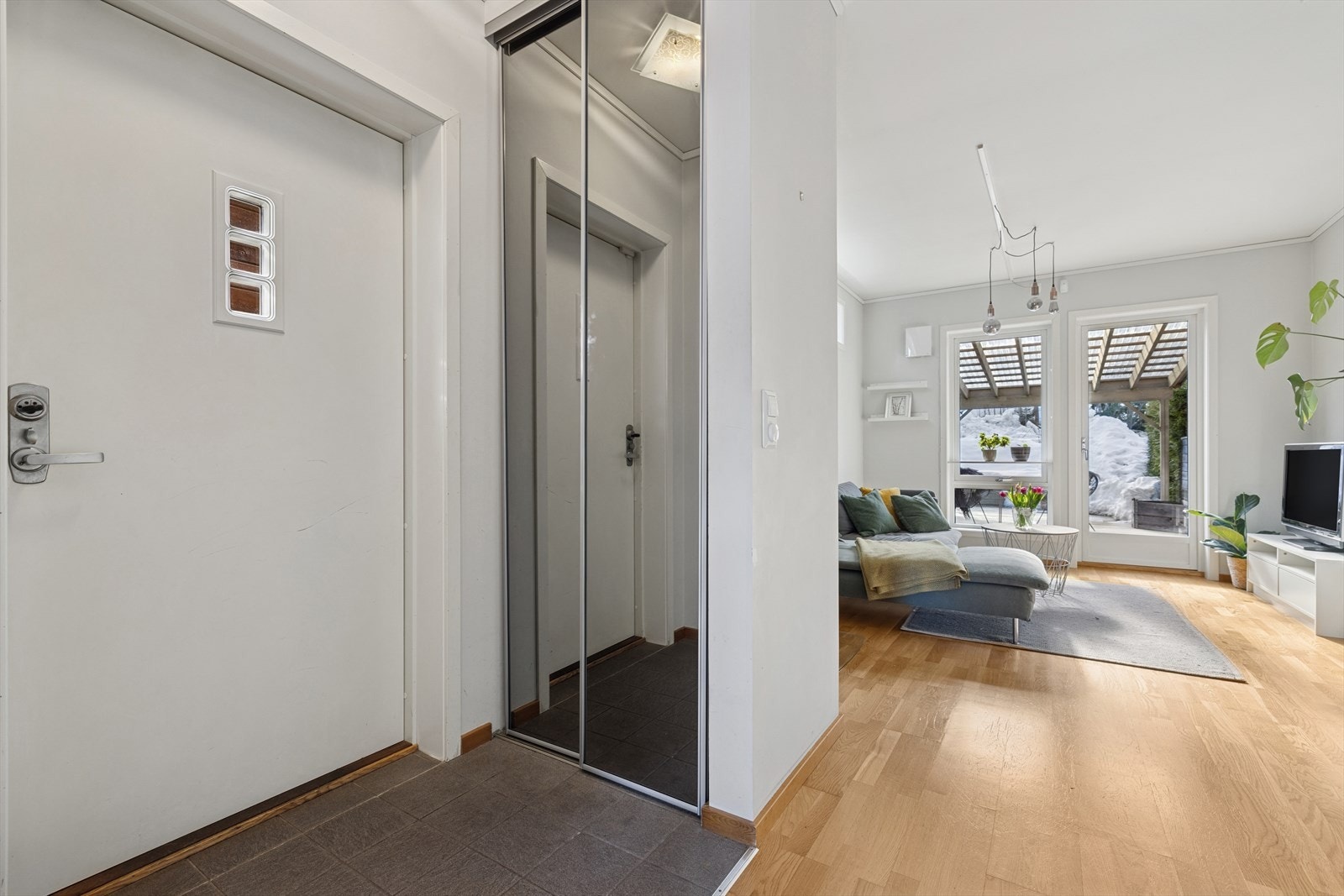Lys og hyggelig entré med innebygget skyvedørsgarderobe og plass for enkle opphengsløsninger. Galleribilde