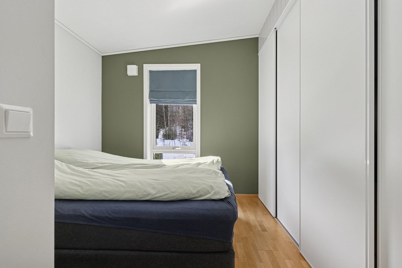 Hovedsoverom med god plass for dobbeltseng, nattbord og innebygget skyvedørsgarderobe. Galleribilde