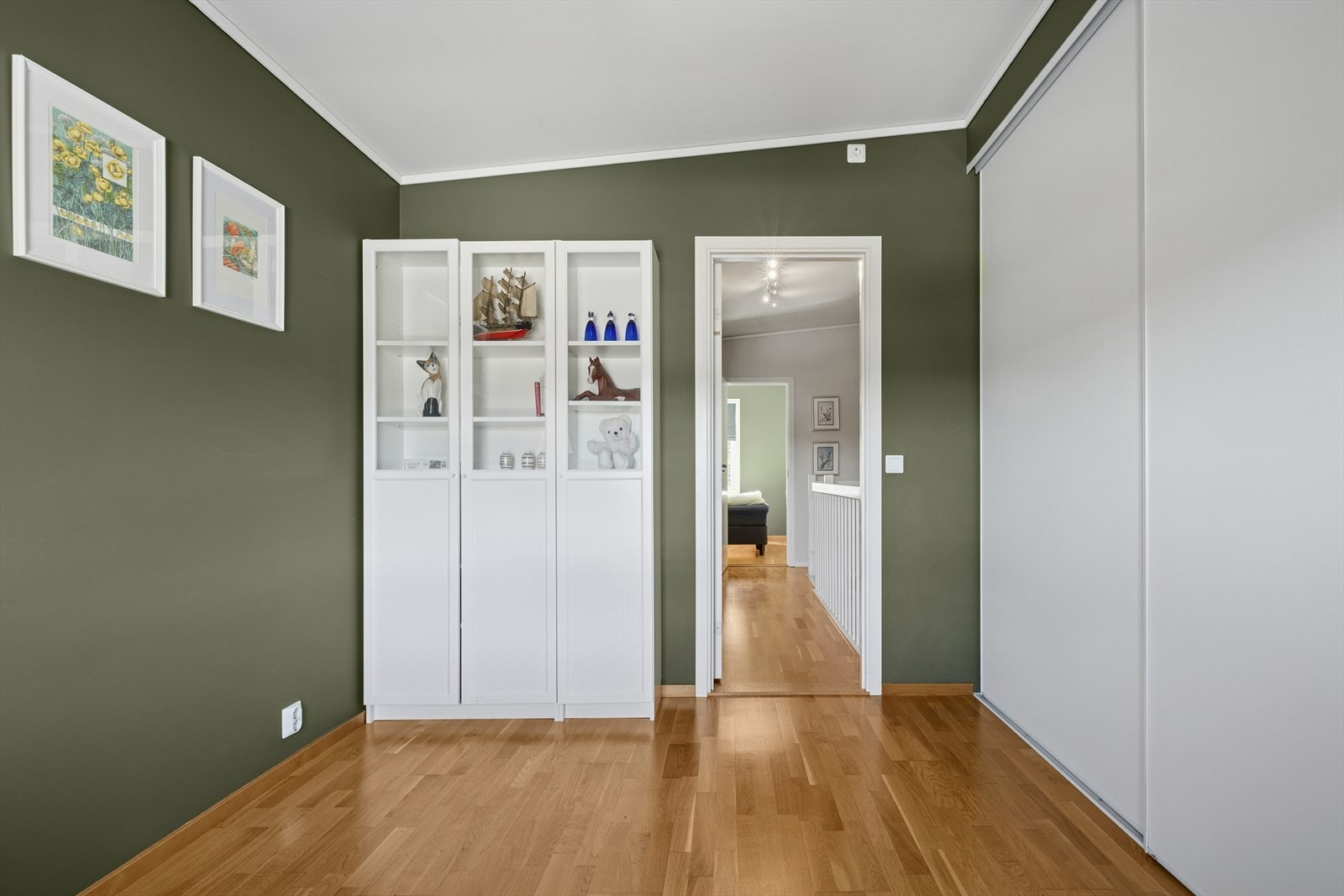 Her er det også etablert en god innebygget skyvedørsgarderobe. Galleribilde