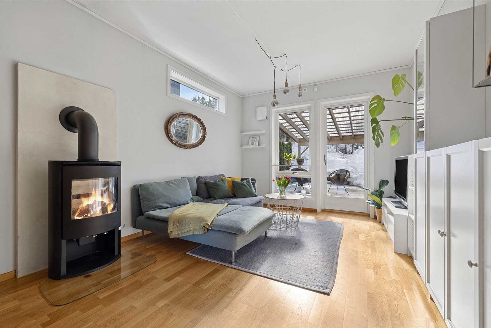 Vi beveger oss inn i en lys og innbydende stue. Galleribilde