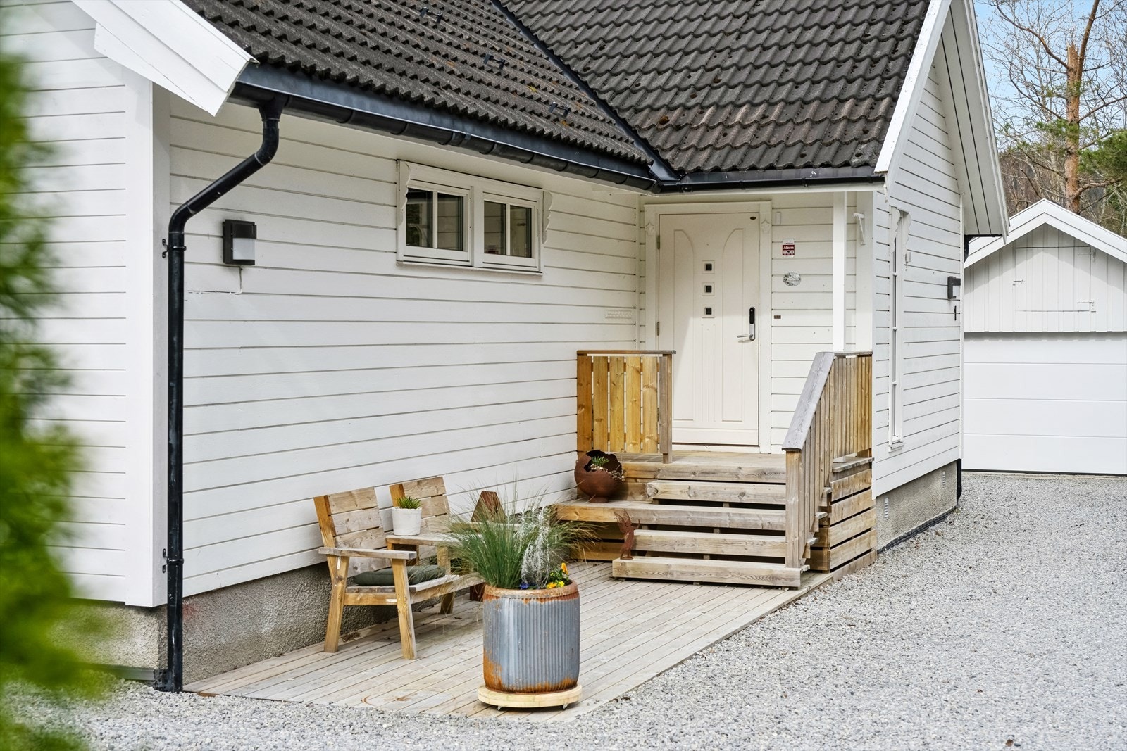 Hyggelig entre og oppgradert gårdsplass Galleribilde