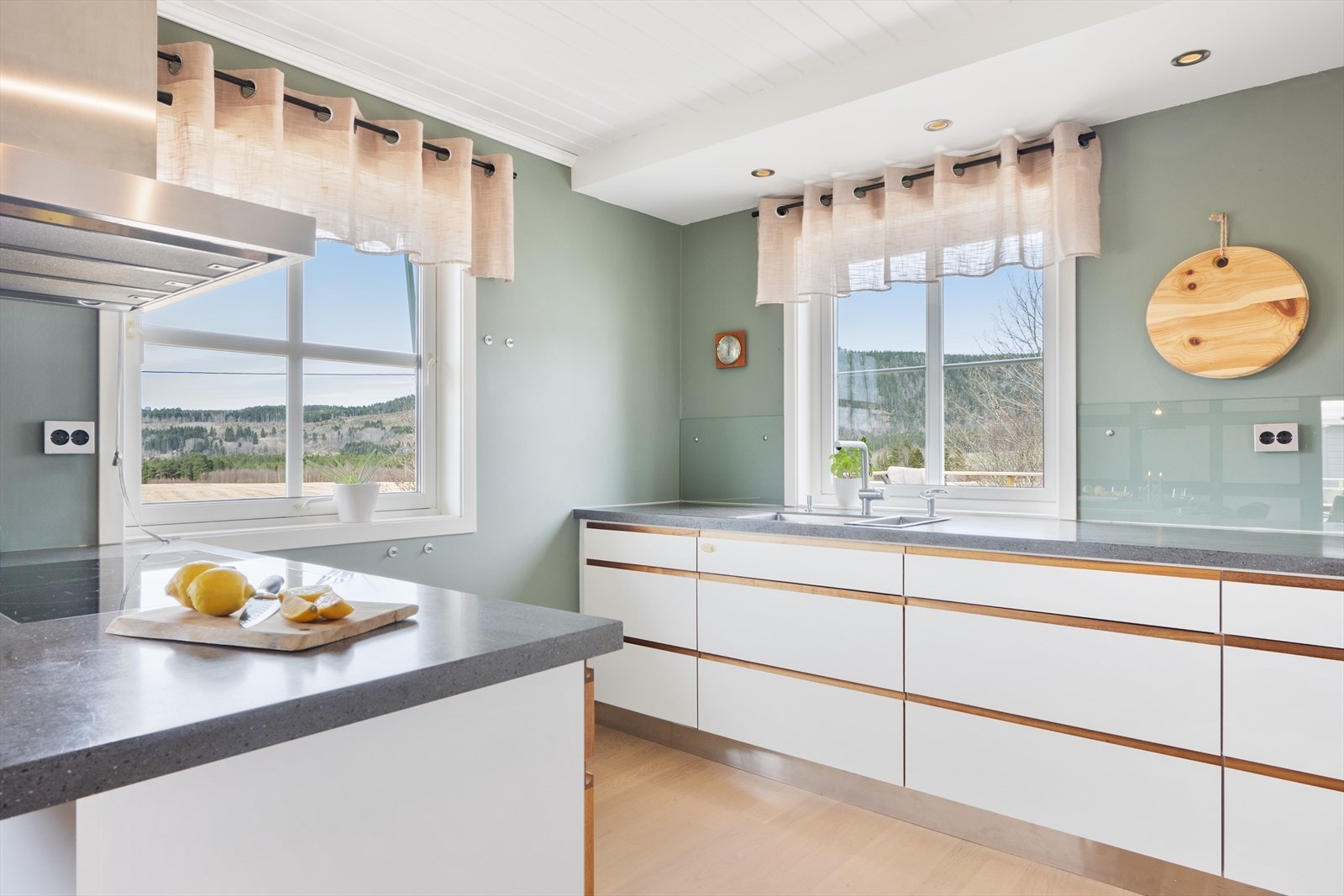 Kvalitetskjøkken med TG 1. Pusset opp i 2008. Miele hvitevarer og Corian benkeplate Galleribilde