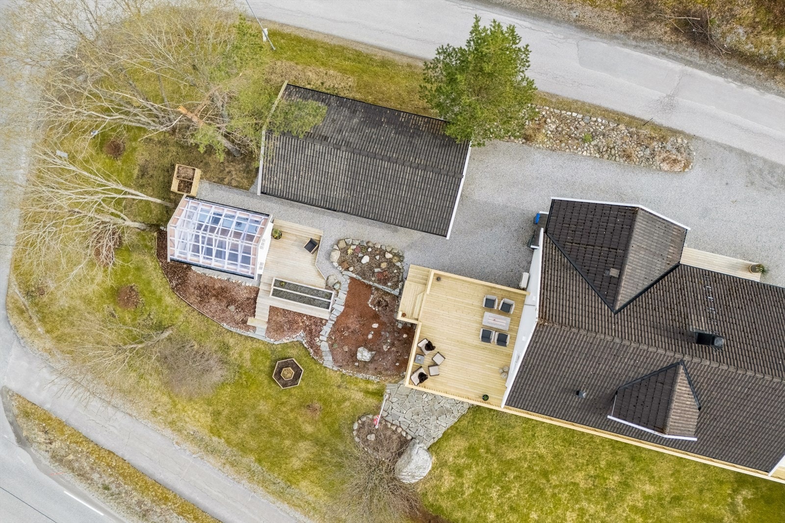 Oppgradert og utvidet terrasse i 2024. Påbygd garasje med isolert hobbyrom. Drivhus. Galleribilde