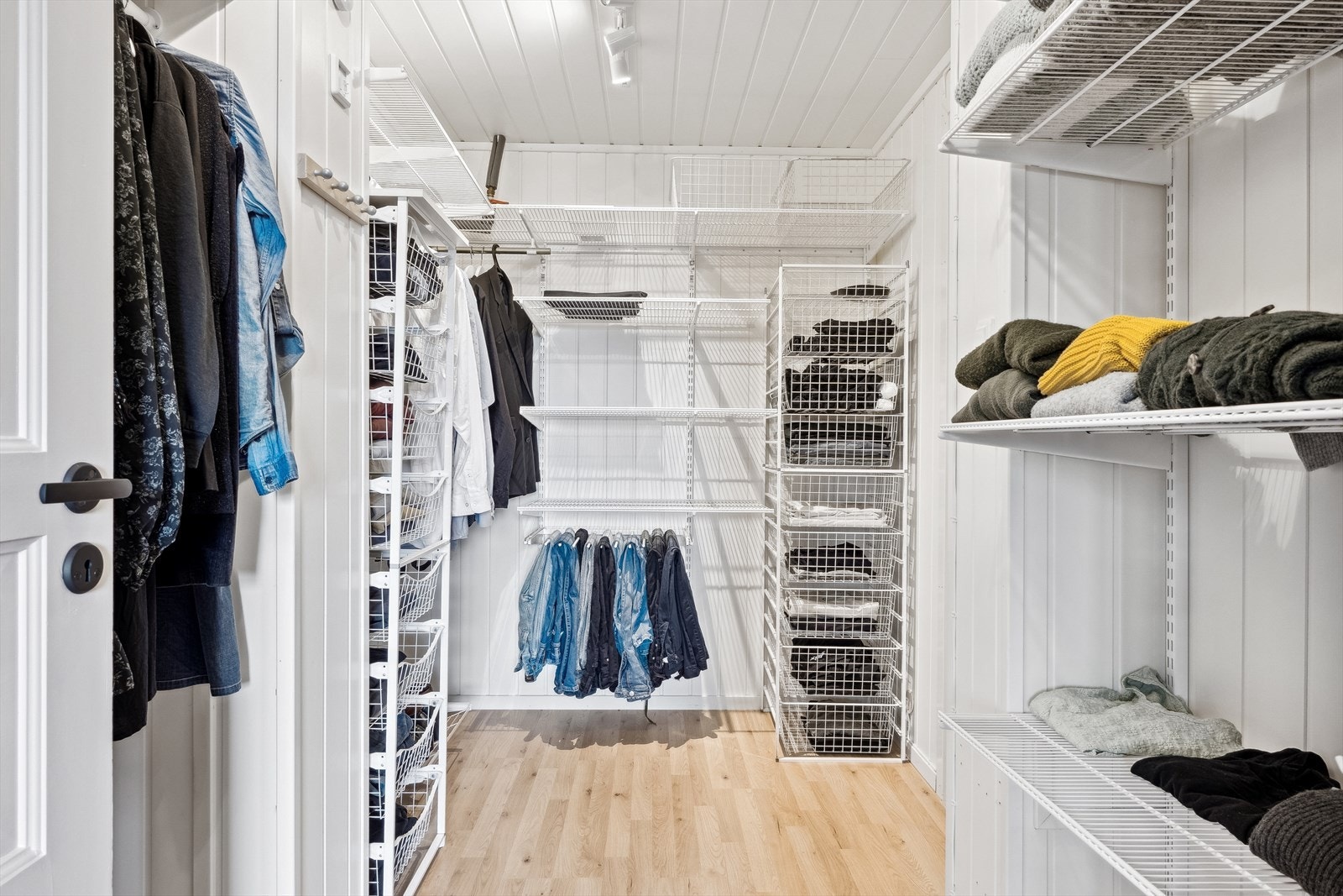 Garderobe tilknyttet soverom og bad i sokkel Galleribilde