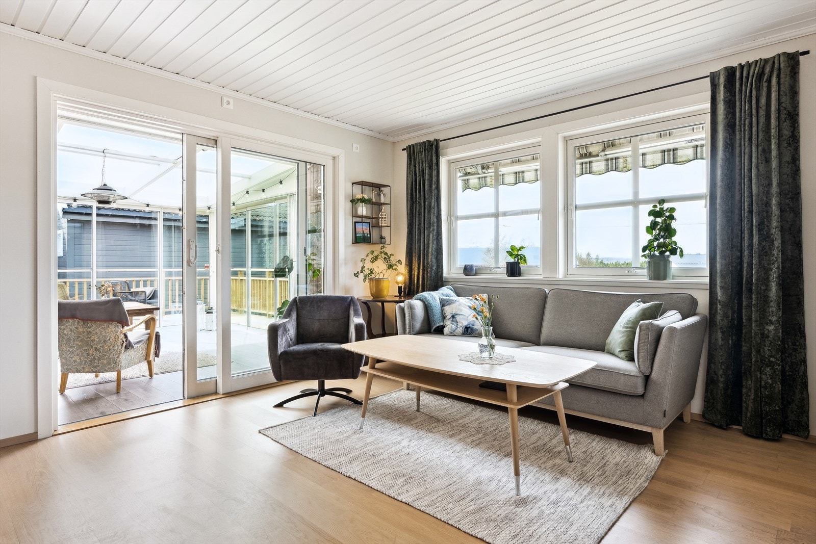 Utgang til flott vinterhage og terrasse Galleribilde