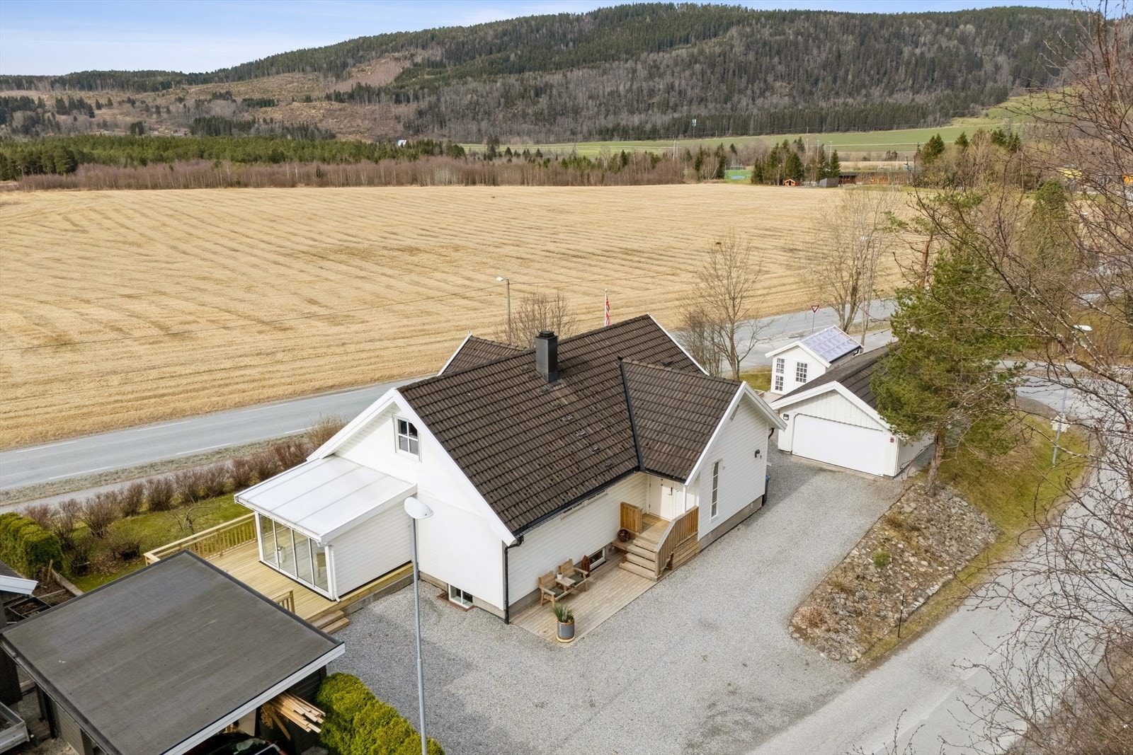 Godt vedlikeholdt enebolig med bla vinterhage og romslig garasje Galleribilde