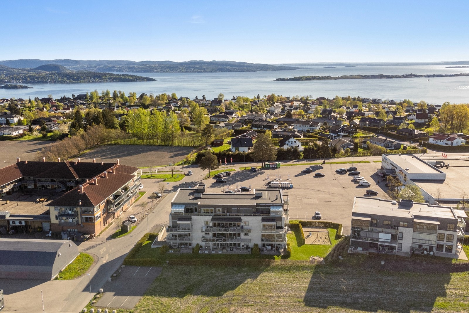 Fra leiligheten til Holmestrand sentrum er det ca. 5 min med bil, 15 min med sykkel og 30 min til fots. Galleribilde