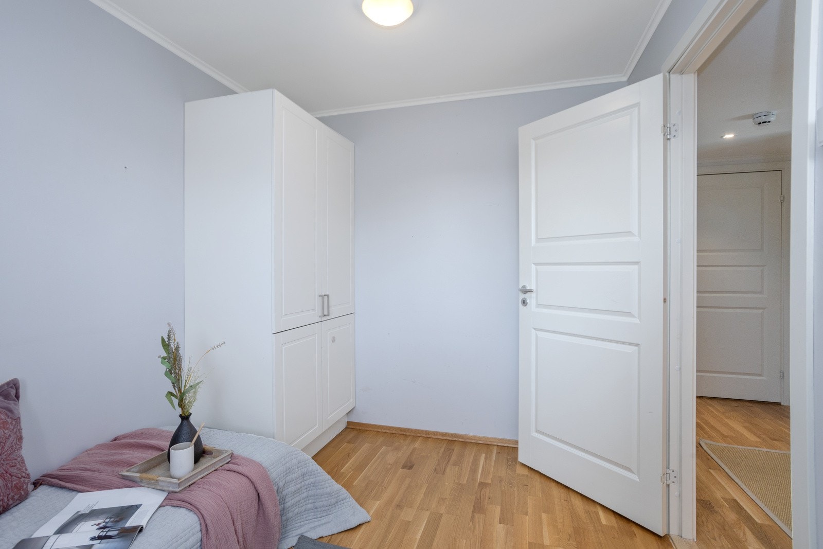 Garderobeskap er montert også på det minste rommet. Galleribilde