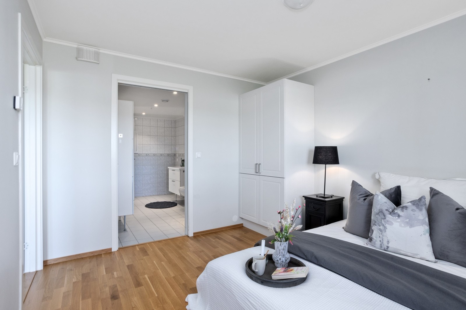 Det er direkte adkomst v\til badet via hovedsoverommet. Galleribilde