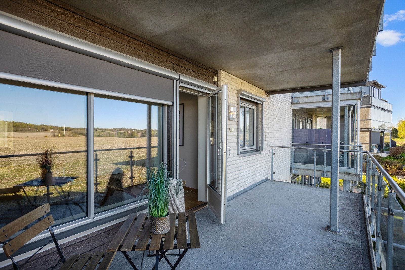 Det er god plass til utemøblement og grill. Utelampe og stikkontakt er montert på veggen. Galleribilde