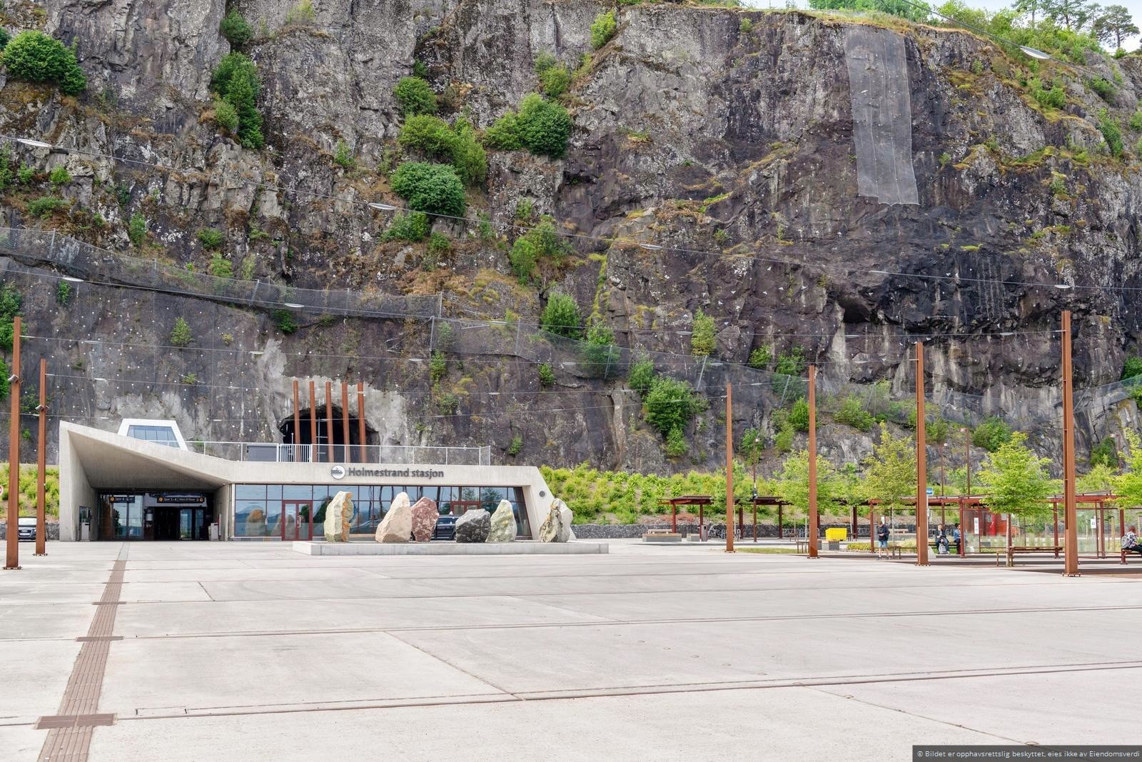 Holmestrand stasjon - toget har hyppige avganger til Oslo og Tønsberg. Galleribilde