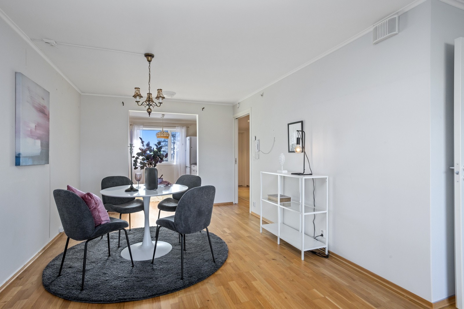 På gulvene er det parket og alle vegger er malt i hvitt - her kan du enkelt sette sitt personlige preg. Galleribilde