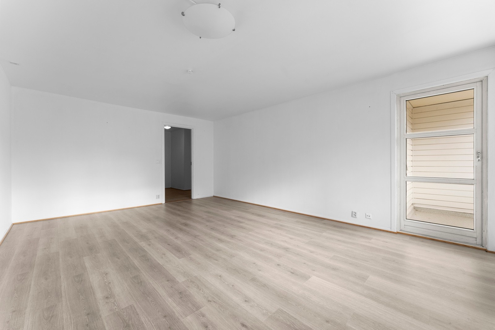 Leiligheten har gulv av laminat og vinylbelegg, vegger har malte slette flater Galleribilde