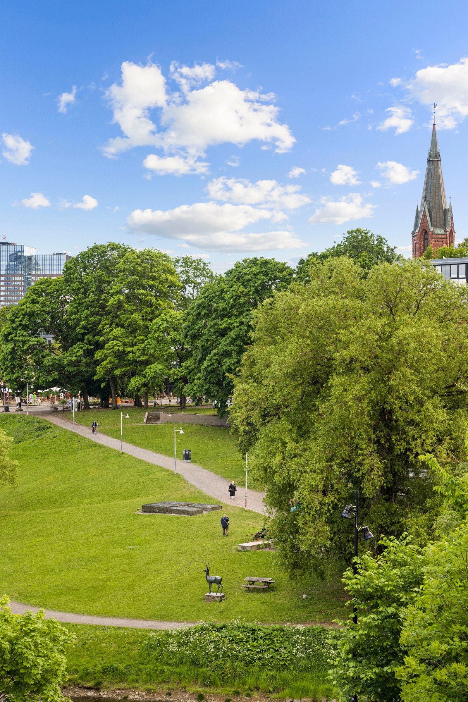 Idylliske Birkelunden og Olaf Ryes plass, samt grøntområder i blant annet Sofienbergparken med lekeapparater og friarealer Galleribilde