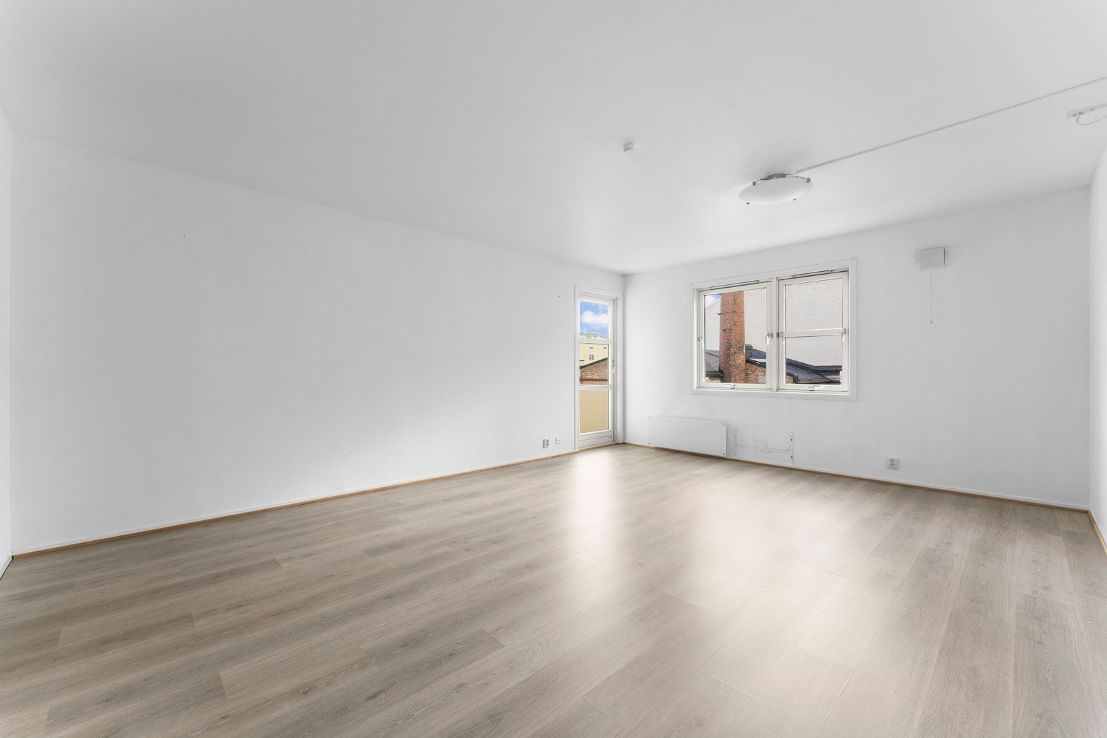 Den sosiale sonen er romslig med god plass for møblering til både tv-/sofagruppe og spisebord Galleribilde