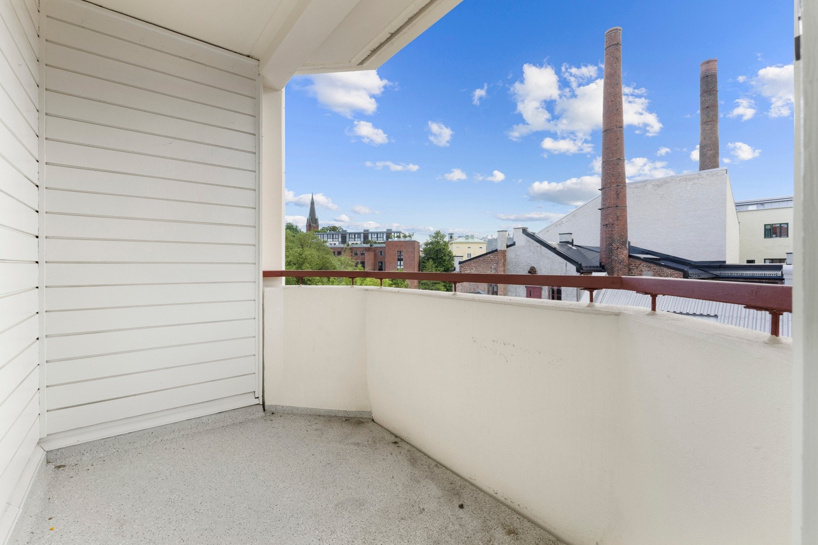 Balkongen har rekkverk oppført i mur med gelender i tre montert på toppen Galleribilde