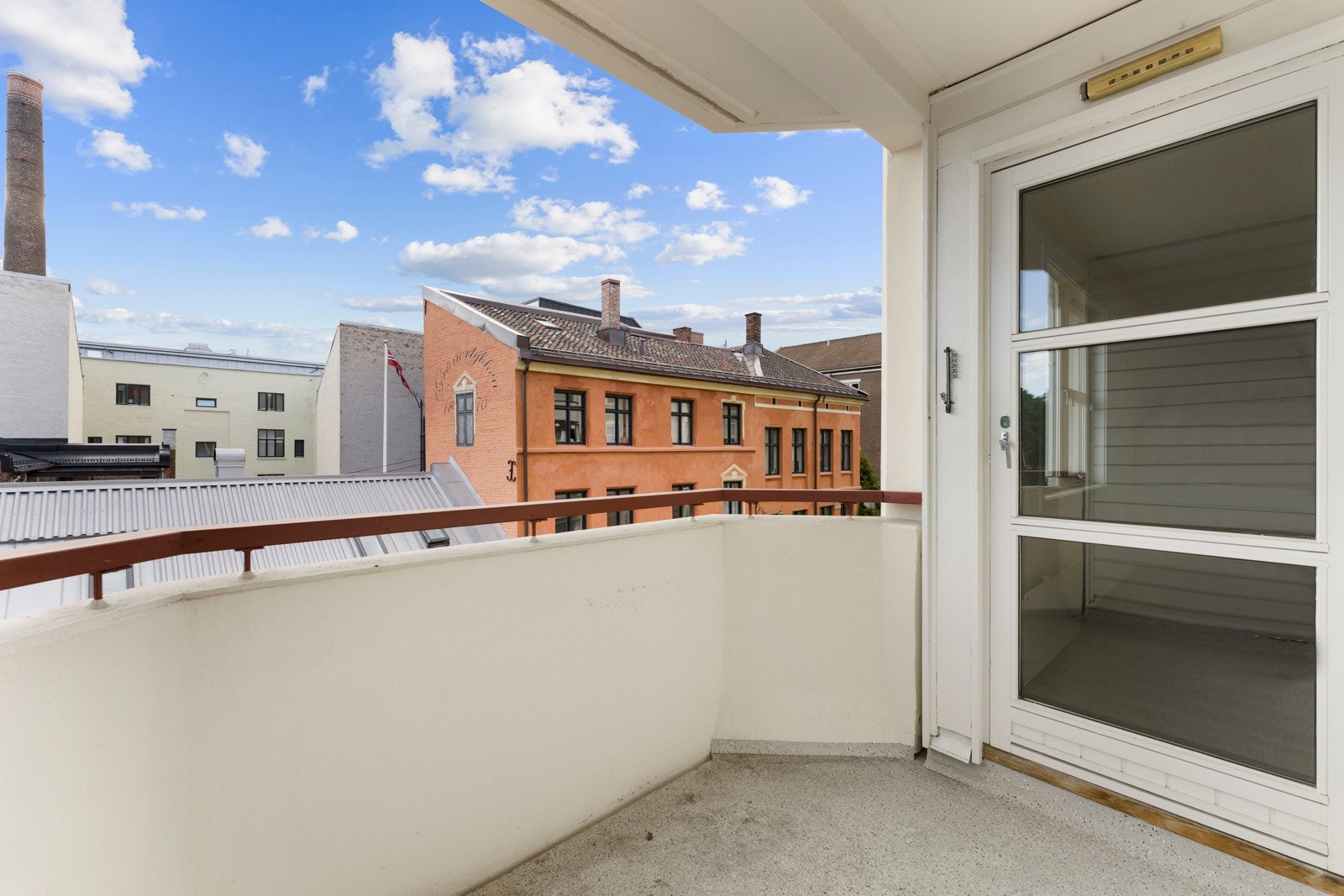 Fra stuen er det utgang til en vestvendt balkong på ca. 4 kvm Galleribilde