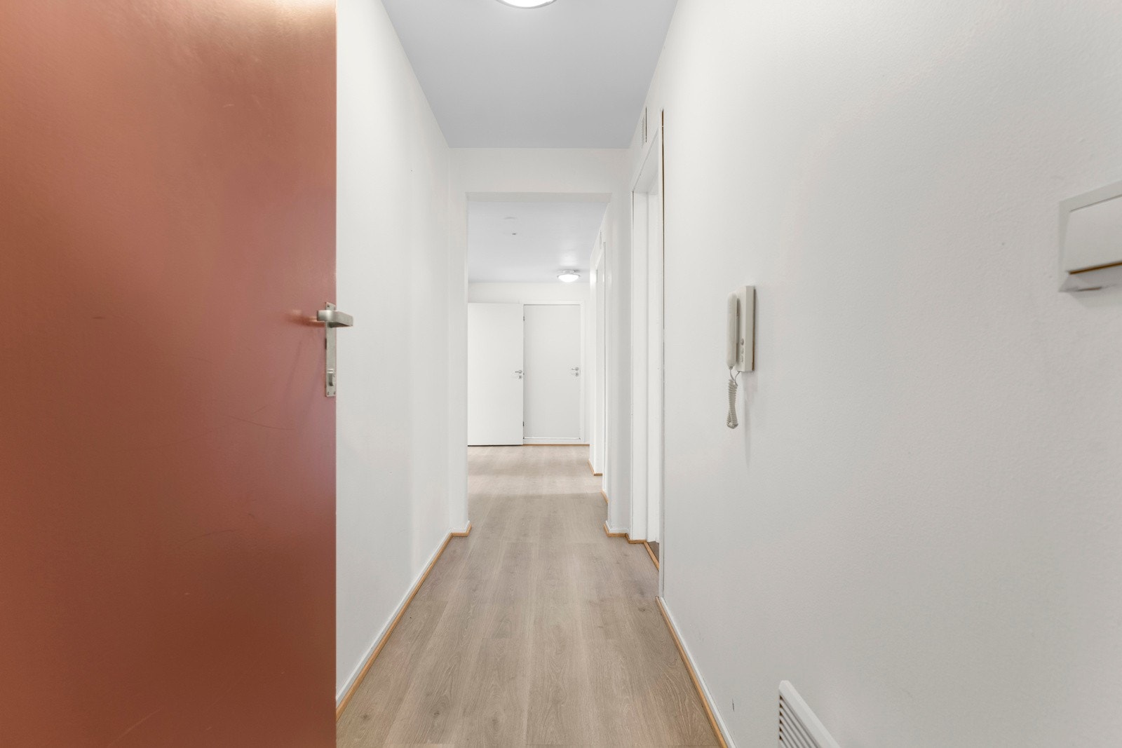 Leiligheten ønsker deg velkommen med en lys og romslig entré. Galleribilde