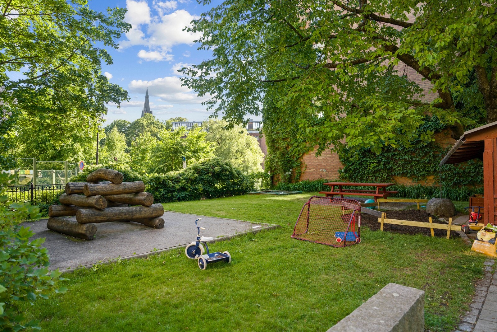 Bygården byr på en nydelig og barnevennlig bakgård Galleribilde