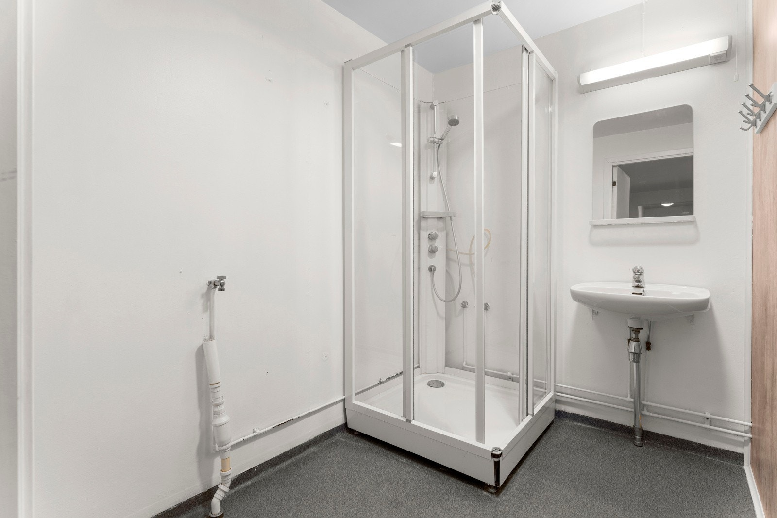 Badet og toalettrommet er adskilt, og holder en enkel standard ifølge tilstandsrapporten Galleribilde