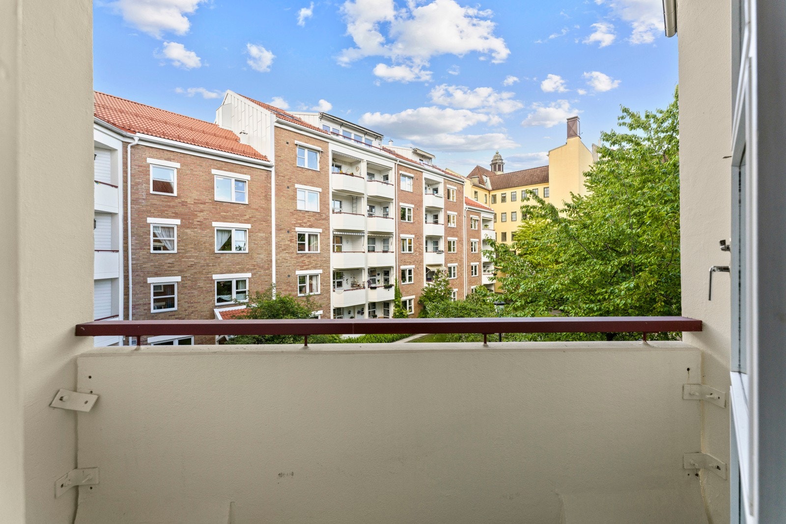 Fra det ene soverommet er det utgang til balkong på ca. 2 kvm Galleribilde