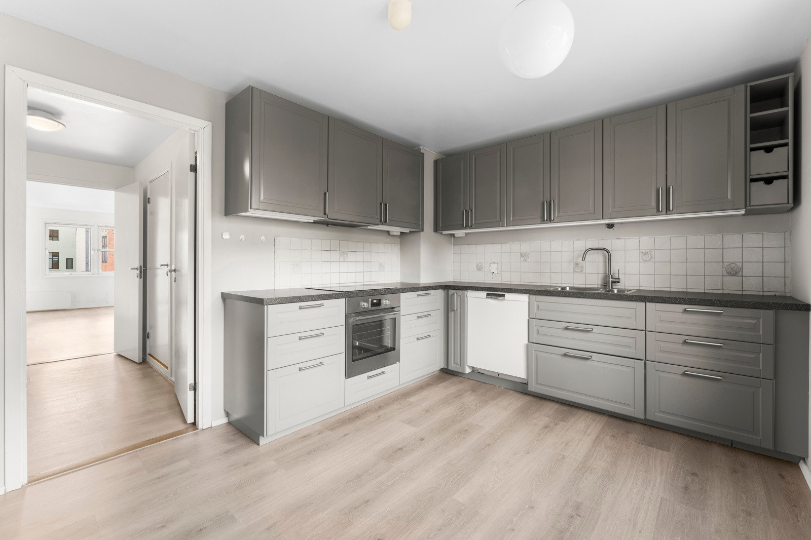 Kjøkkenet er et eget kjøkkenrom som ligger med adkomst fra gangen Galleribilde