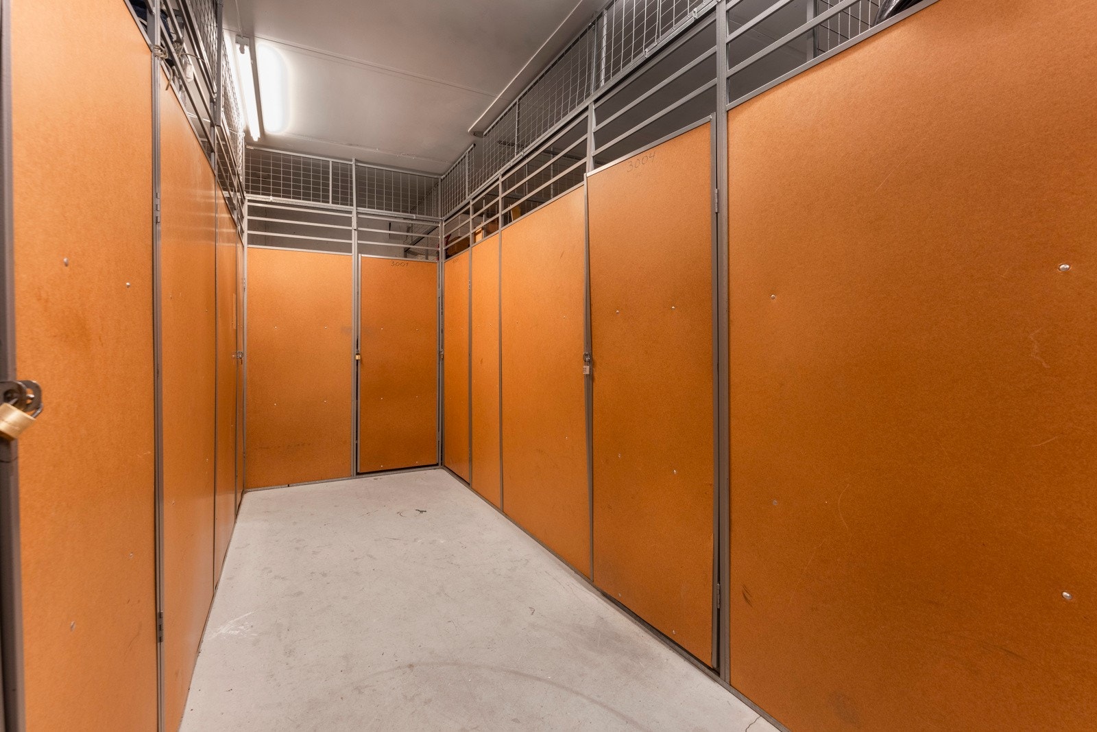 Store og romslige kjellerboder uten innsyn. Galleribilde