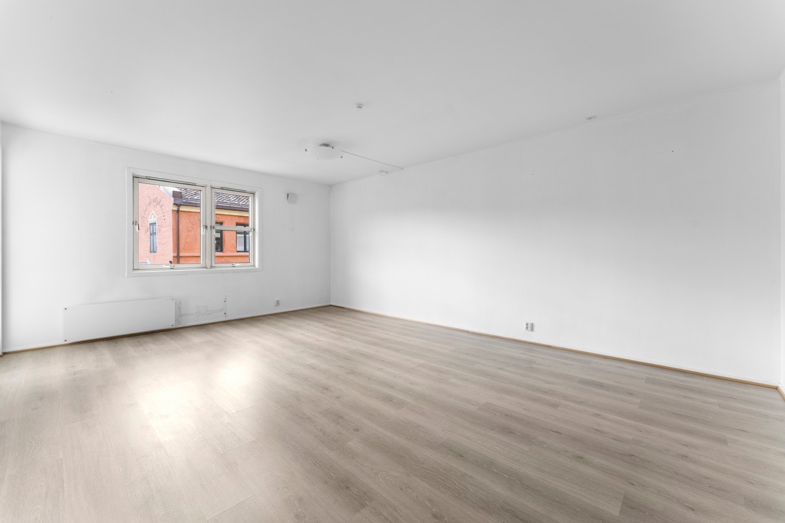 Stuen er luftig og gjennomgående Galleribilde