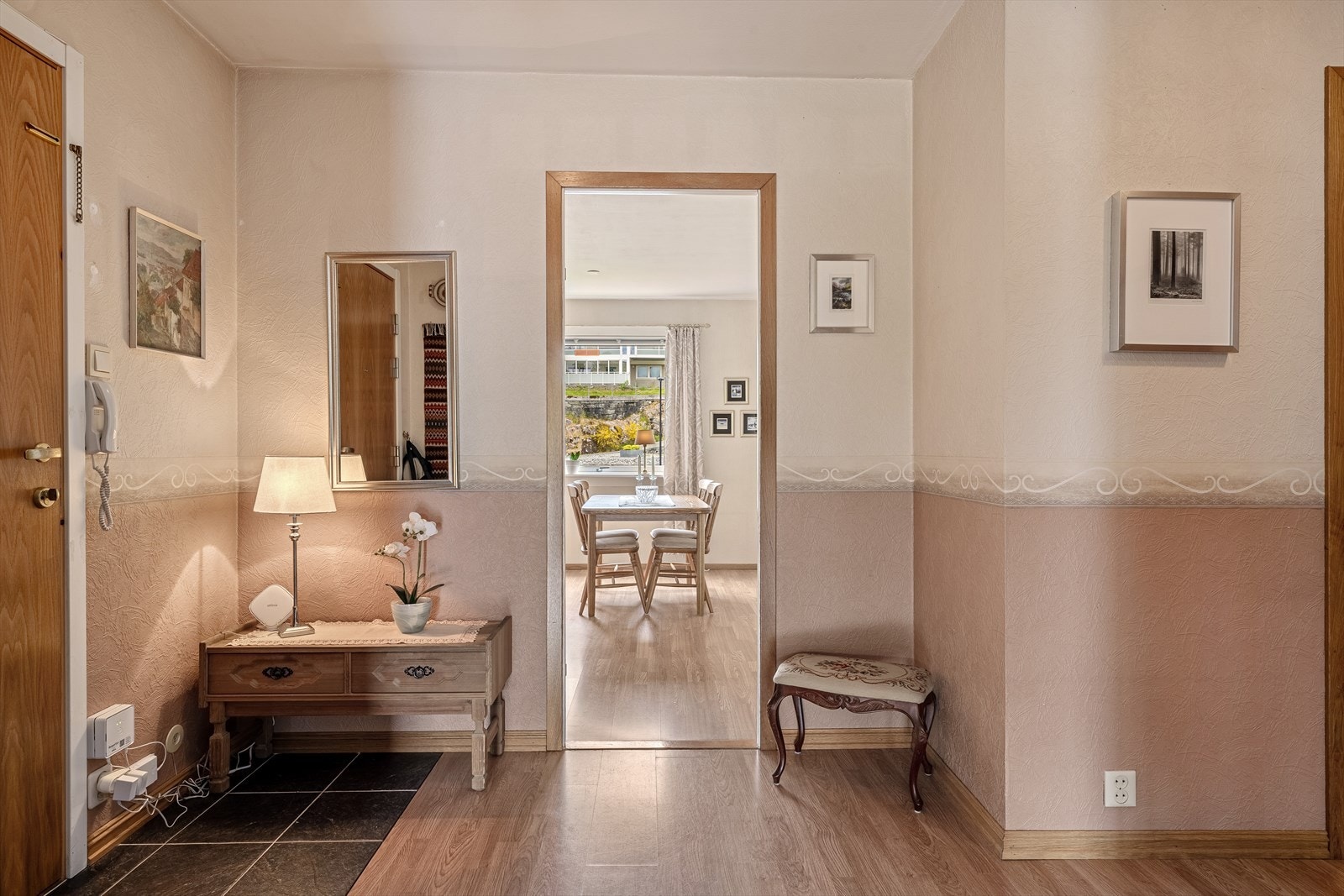 - Vi beveger oss videre inn til kjøkkenet - Galleribilde