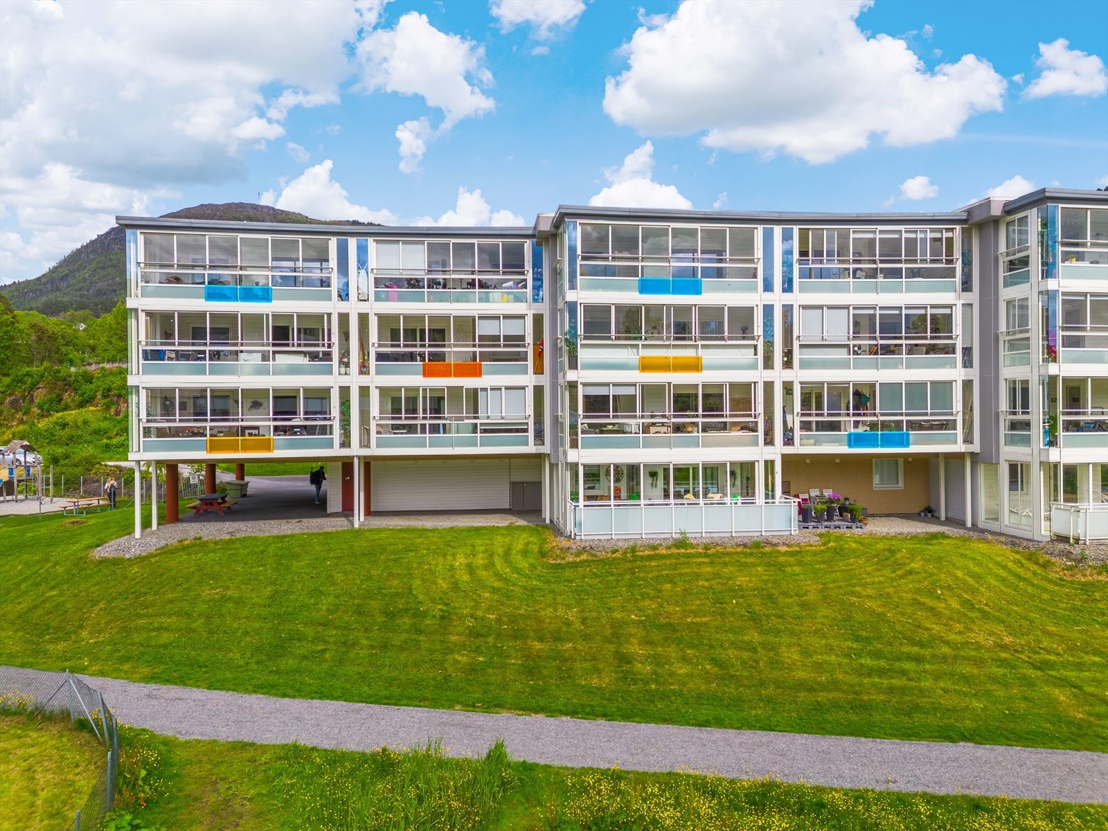 - Området er meget sentralt, med bare 8-10 min kjøring med bil til Bergen sentrum og under 15 min med buss - Galleribilde