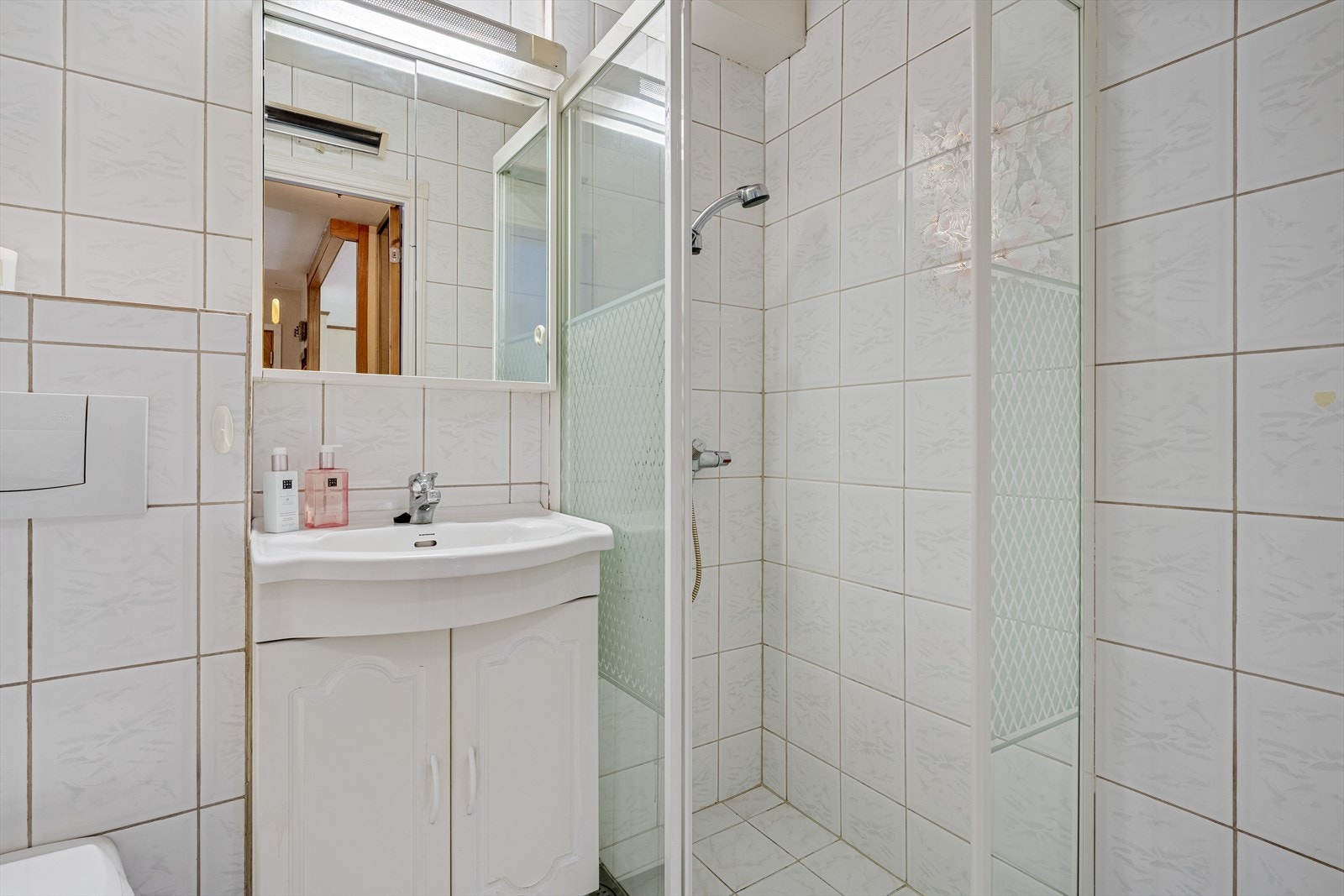 - Badet inneholder servant med møblement/speilskap og belysning, vegghengt toalett og dusjhjørne i glass - Galleribilde