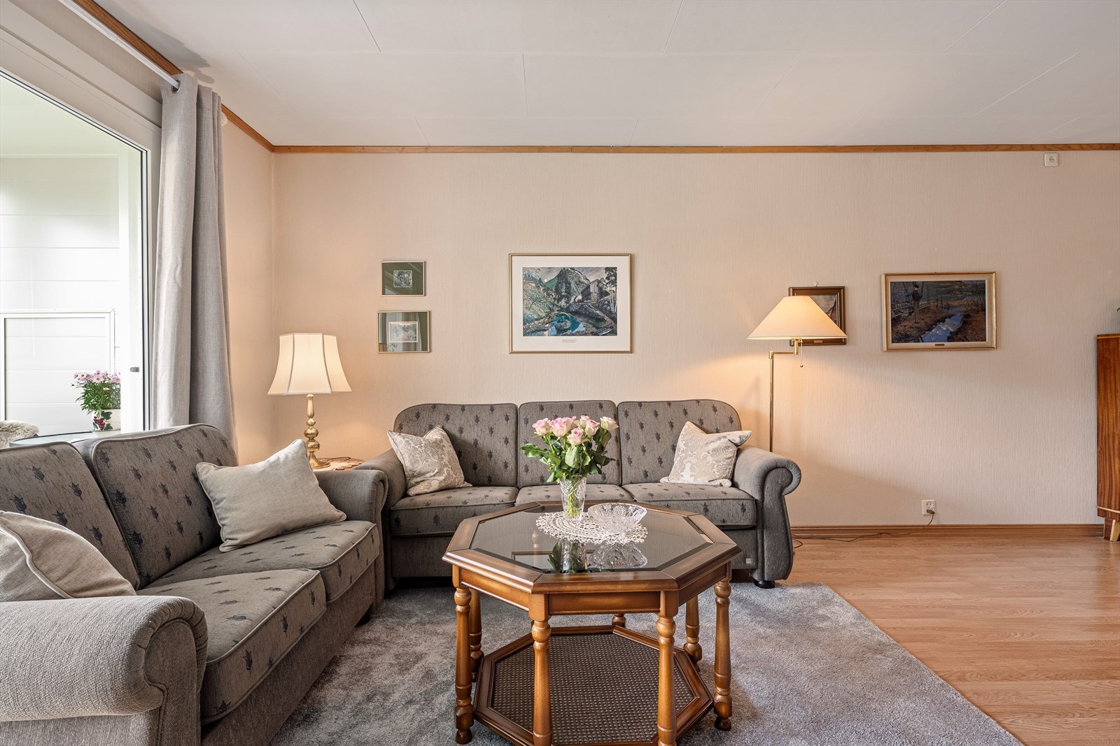 - Stuen har en praktisk utforming som gjør det enkelt å møblere etter eget ønske - Galleribilde