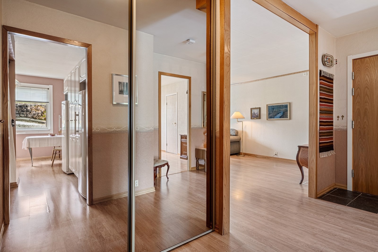 - Praktisk skyvedørsgarderobe/bod i gang - Galleribilde
