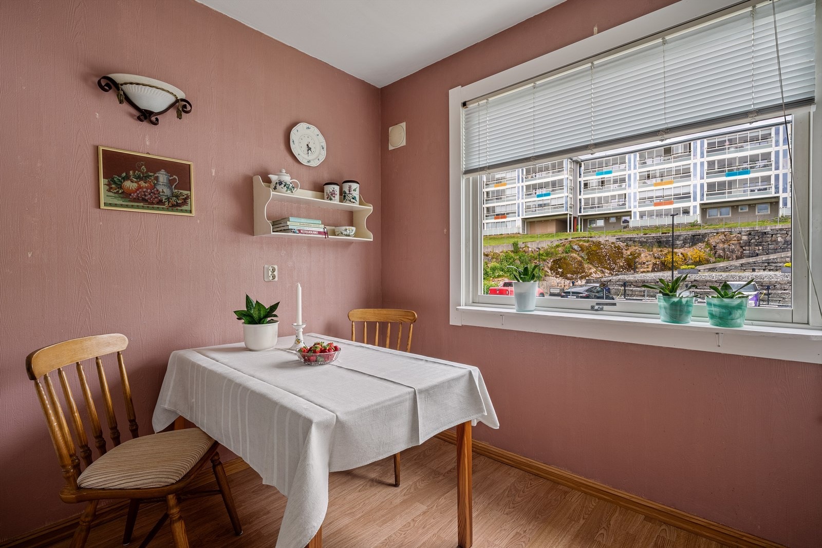- Du får også plass til et hyggelig frokostbord på kjøkkenet - Galleribilde
