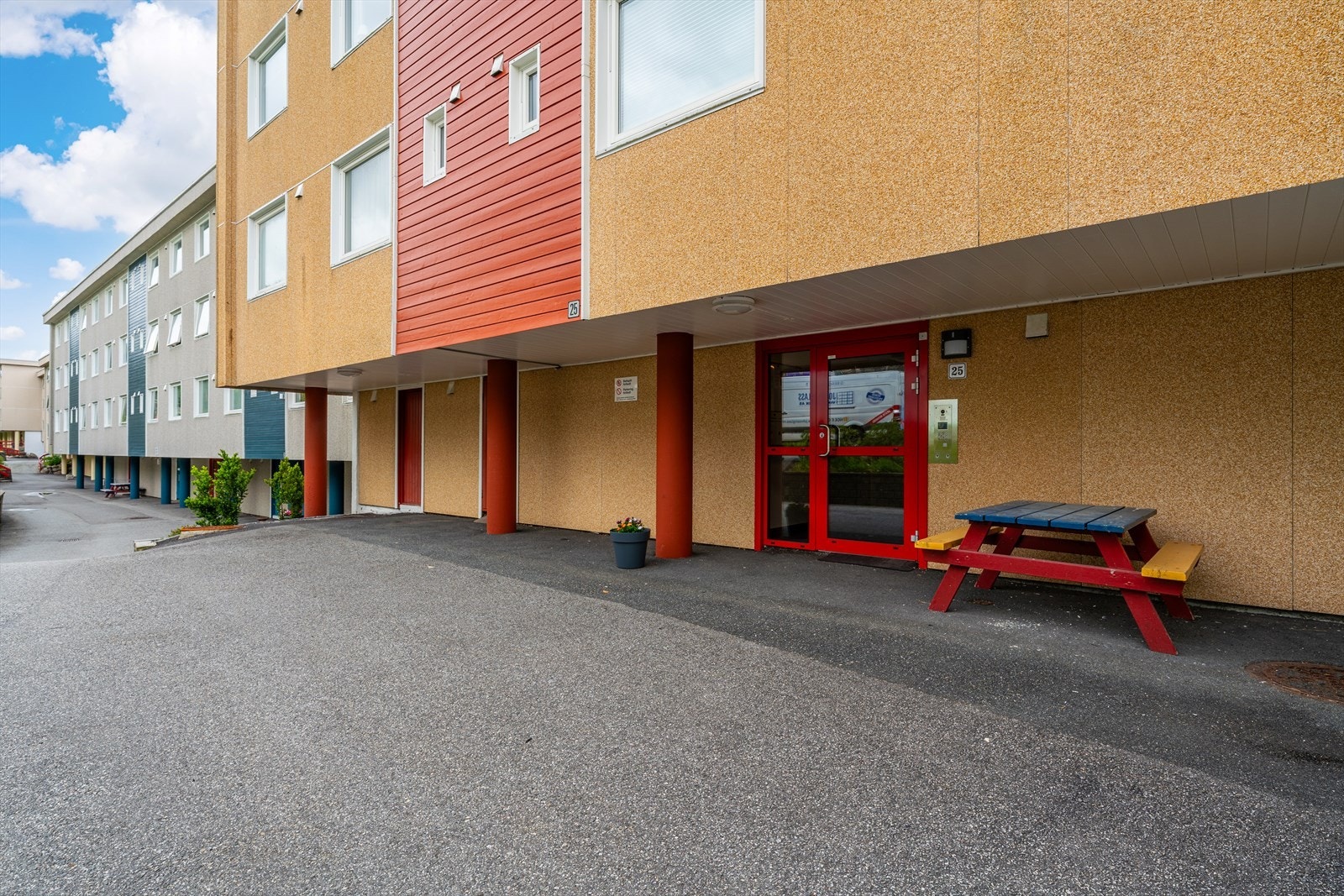 - Nebbestølen borettslag er kjent for sin korte vei til Oasen kjøpesenter og gode naboforhold - Galleribilde