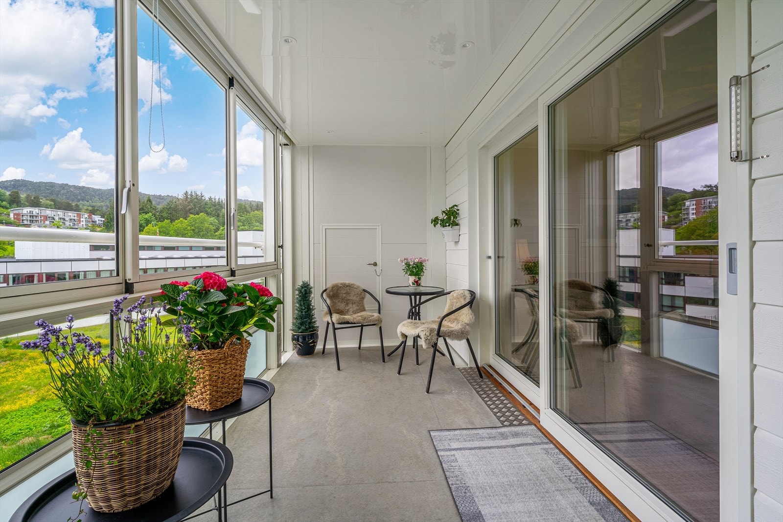 - Balkongen oppleves som en forlengelse av stuen, og bruksmulighetene betraktelig større; man kan benytte seg av den året rundt - Galleribilde