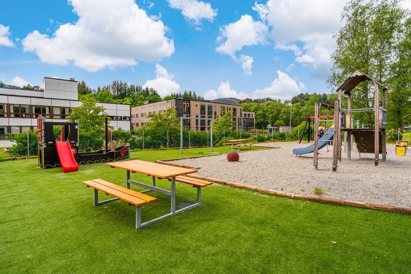 - Borettslaget byr på pent opparbeidet fellesarealer til glede for barna - Galleribilde